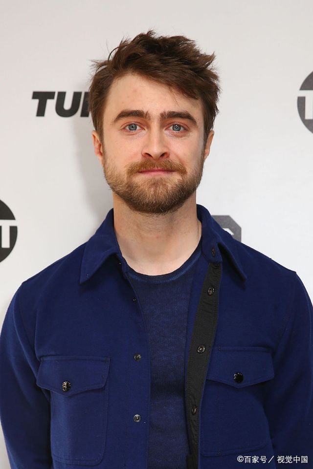 "哈利波特"丹尼尔出席分享会 络腮胡子颠覆昔日正太形象